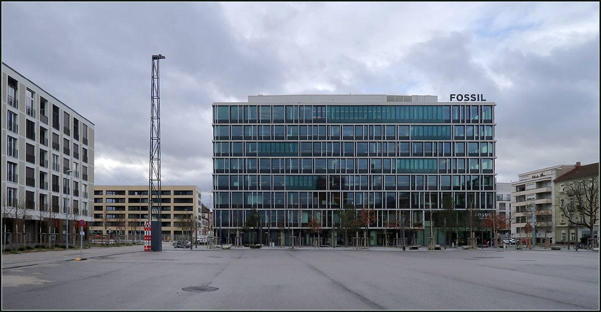 Moderne Architektur in Basel -

Ein Broneubau am Erlenmattplatz. Rechts grenzt das neue Stadtquartier an die vorhandene Bebauung von Basel-Rosental. Der Mast soll vielleicht an die frheren Oberleitungsmasten des einstigen Gterbahnhofes auf diesem Gelnde erinnern.

07.03.2019 (M)