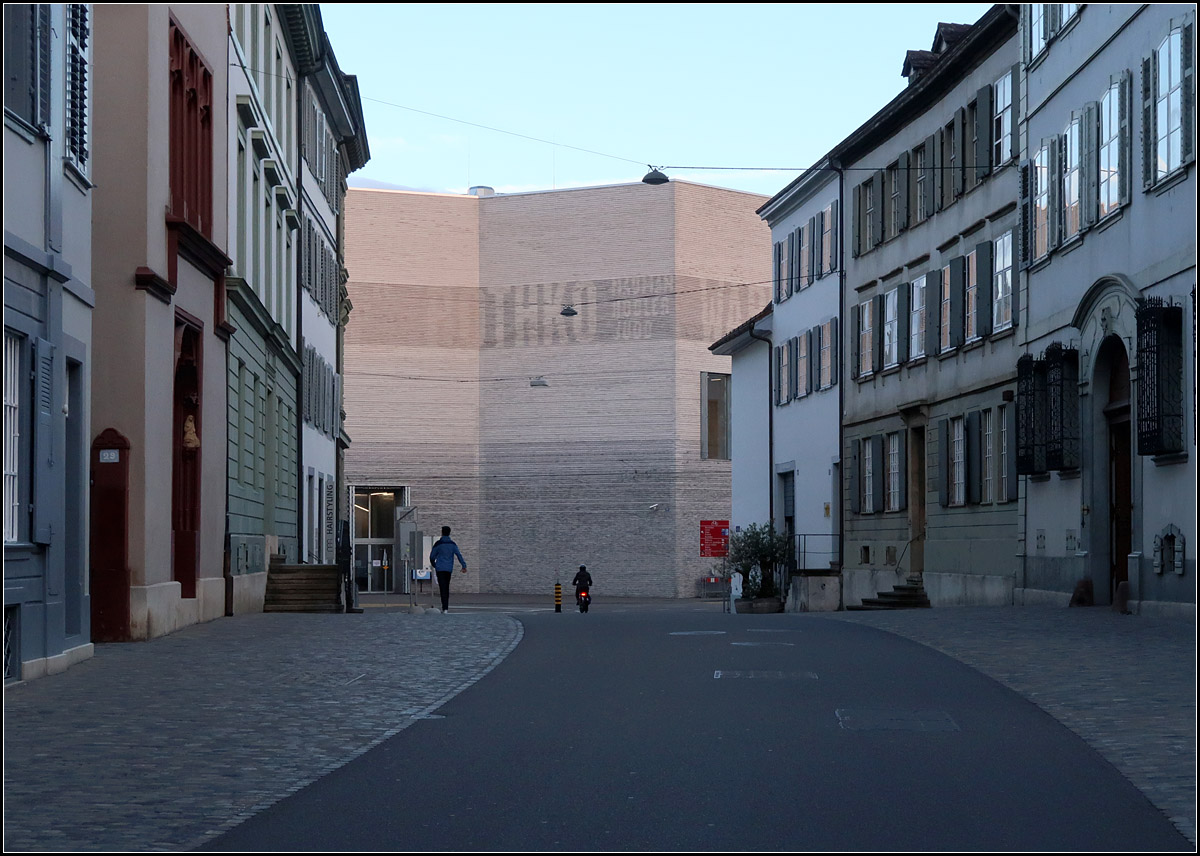 Moderne Architektur in Basel -

Im Jahr 2016 wurde der Erweiterungsbau des Basler Kunstmuseums erffnet. Er er wurde von Christ & Gantenbein geplant. Ansicht aus der Ritterstrae.

08.03.2019 (M)