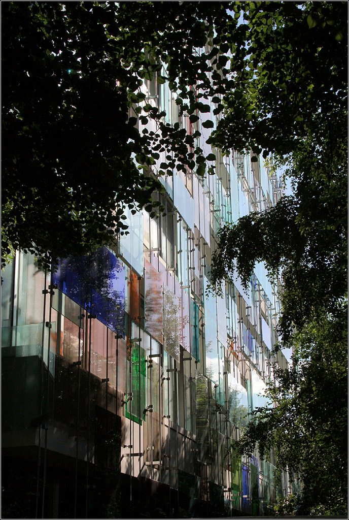 Moderne Architektur in Basel -

Schrger Blick auf die bunte Glasfassade des Forum 3 im Novartis Campus von Diener & Diener.

22.06.2013 (M)
