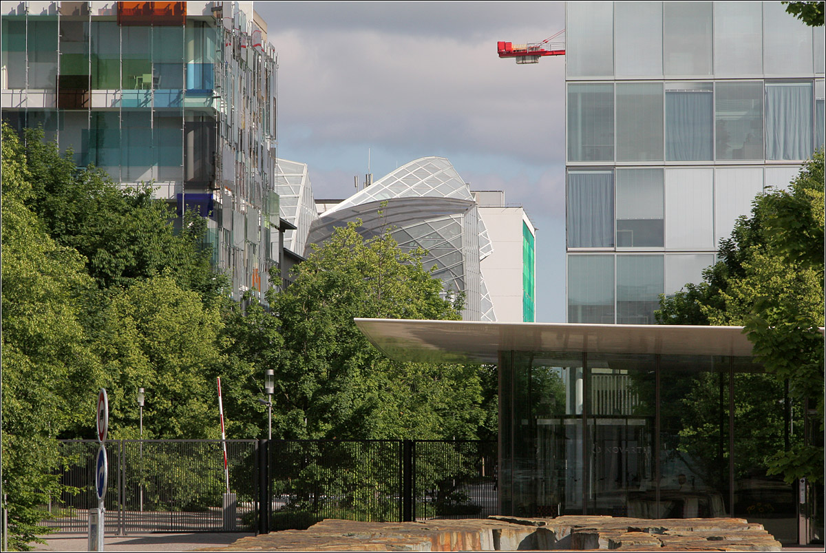 Moderne Architektur in Basel -

Verschiedene Gebude bekannter Architekten auf dem Novartis Campus. Links das farbige Forum 3 der Architekten Diener & Diener. Hinten das auffllig geformte Gebude von Frank Gehry, rechts das SANAA-Gebude und davor das Eingangsgebude von Marco Serra.

22.06.2013 (M)
