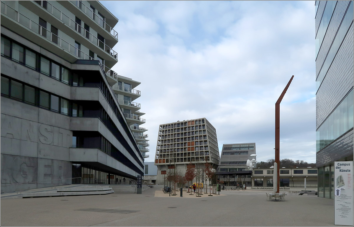 Moderne Architektur bei Basel -

Blick ber den Freilagerplatz zwischen dem Transitlager (BIG) und der Hochschule fr Gestaltung und Kunst (Morger + Dettli) zum Helsinki-Gebude (Herzog & de Meuron).

08.03.2020 (M)