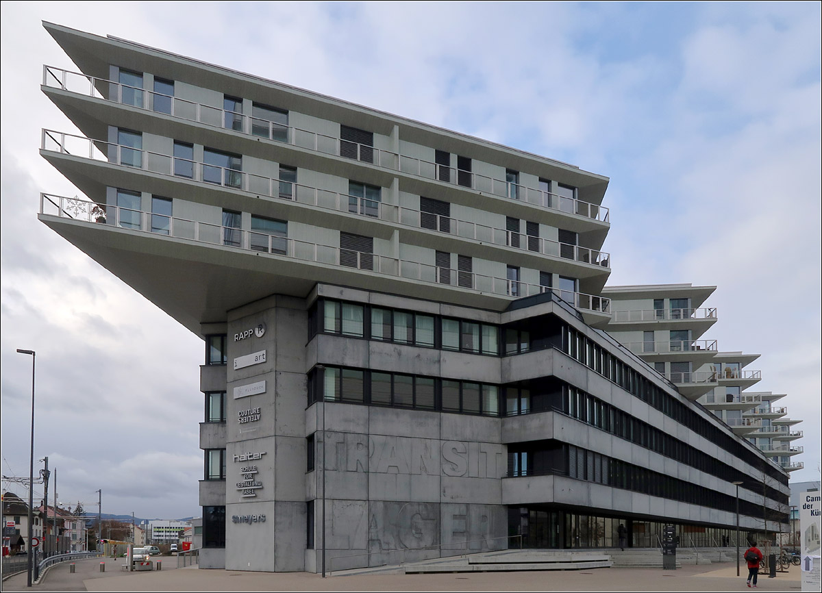 Moderne Architektur bei Basel -

Das 'Transitlager' von BIG. Hier wurde auf einen sechziger Jahr Gewerbebau um drei Wohngeschosse erweitert, die in Zig-Zack-Form ber dem Altbau gesetzt wurden. An den beiden Enden laufen die drei neuen Geschosse jeweils Spitz aus. Hier auf der Ostseite bei der BLG-Haltestelle Freilager. 

08.03.2020 (M)