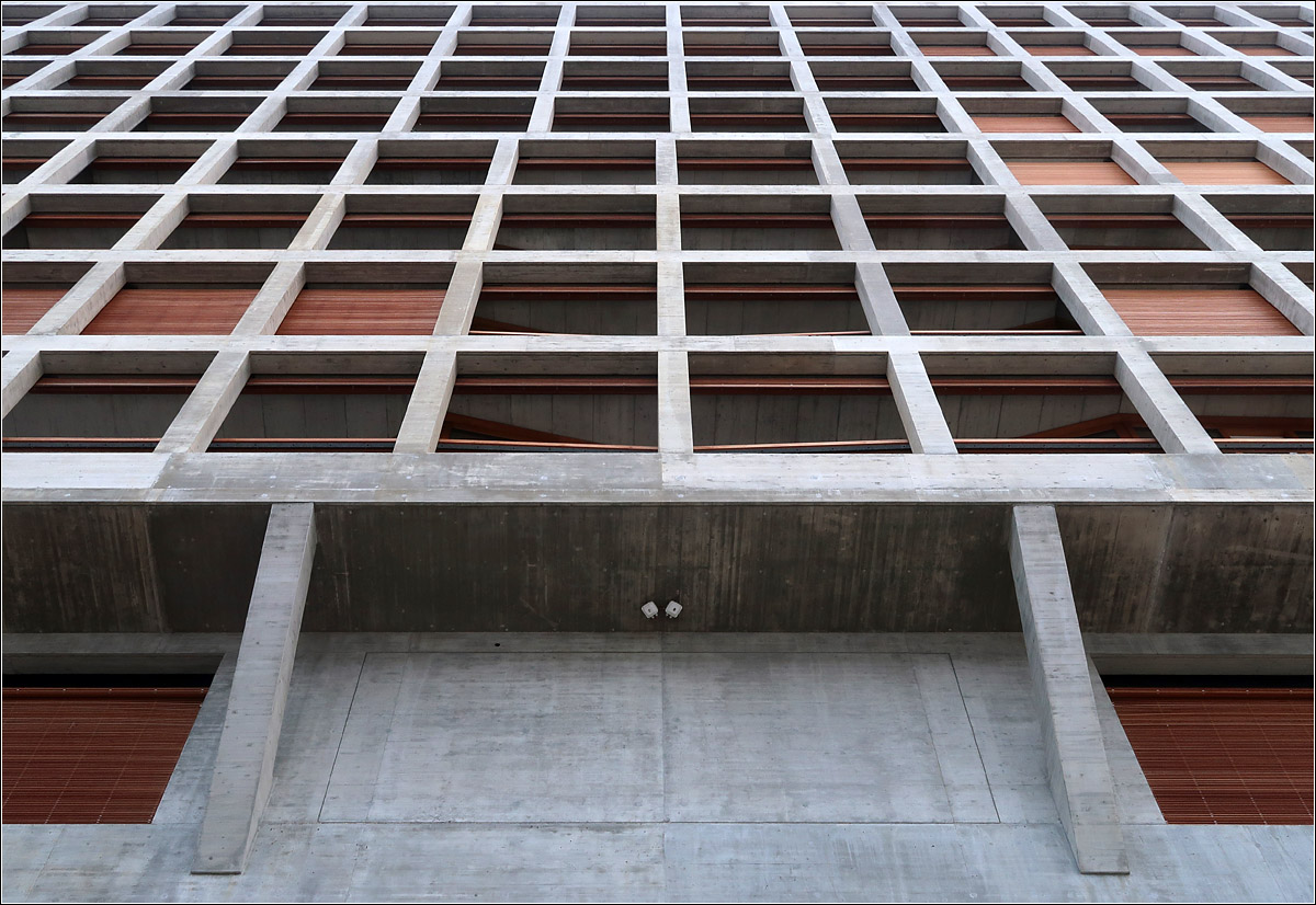 Moderne Architektur bei Basel -

Ein Blick von unten auf die Westfassade des 'Helsinki Dreispitz' mit 'gestrtem Raster'. Architekten: Herzog & de Meuron. 

08.03.2020 (M)