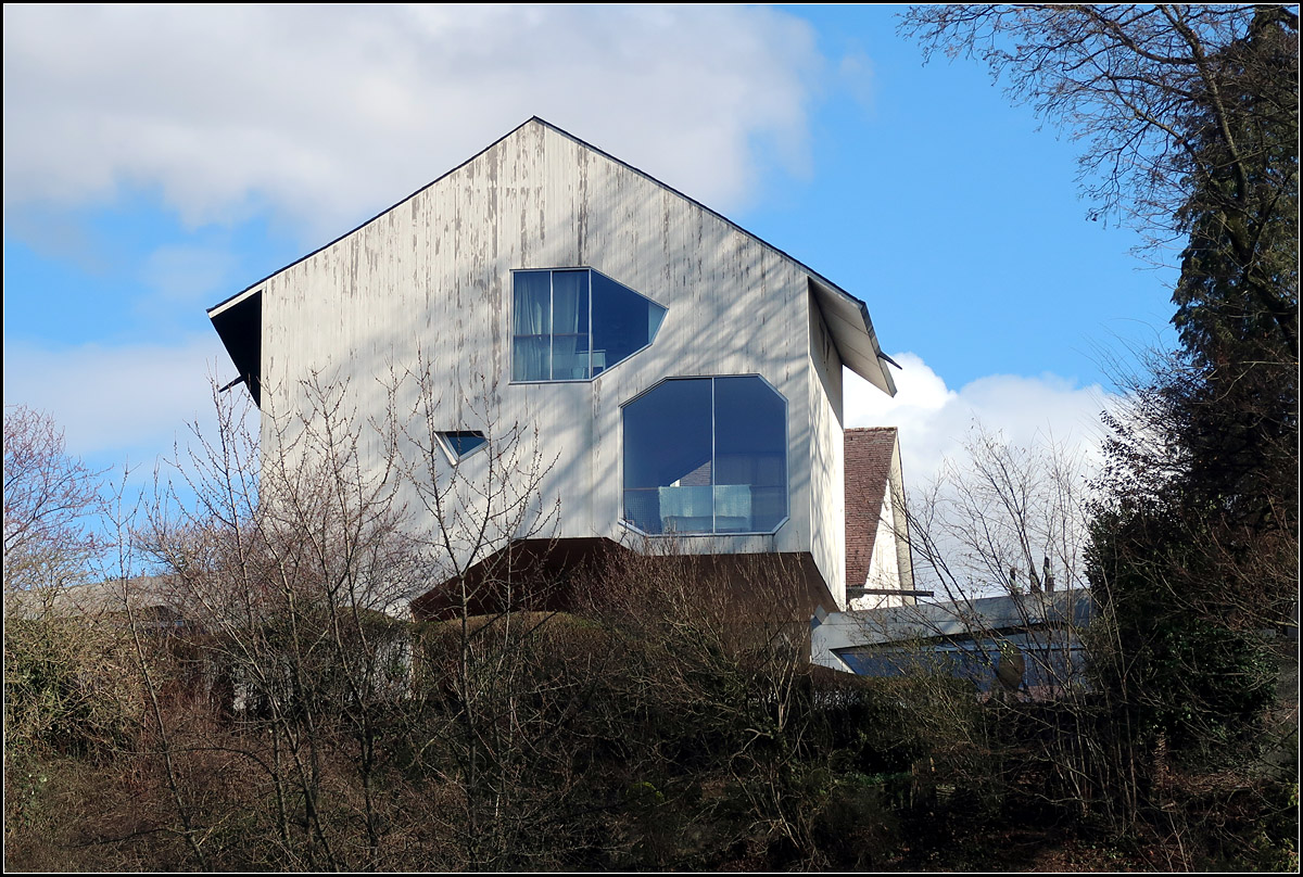 Moderne Architektur in der Umgebung von Basel - 

Anbau an ein Wohnhaus in Riehen durch die Architekten Herzog & de Meuron, Fertigstellung 2006.

08.03.2006 (M)