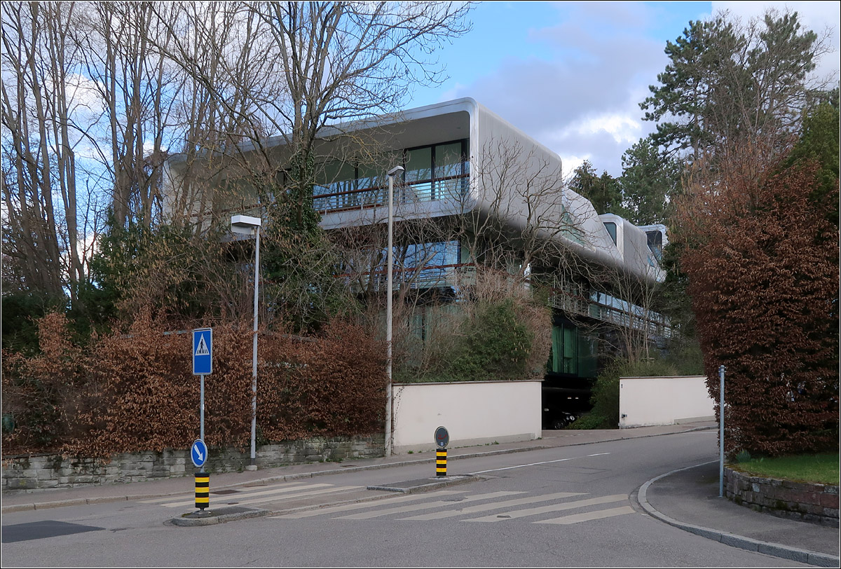Moderne Architektur in der Umgebung von Basel -

Das Ameropa-Gebude in Binningen der Architekten Herzog & de Meuron wurde 2003 fertiggestellt. Unter dem Haus befindet sich eine ringsum offene Tiefgarage, darber zwei Brogeschosse und oben die auffllig gestaltete Wohnung.

08.03.2019 (M)