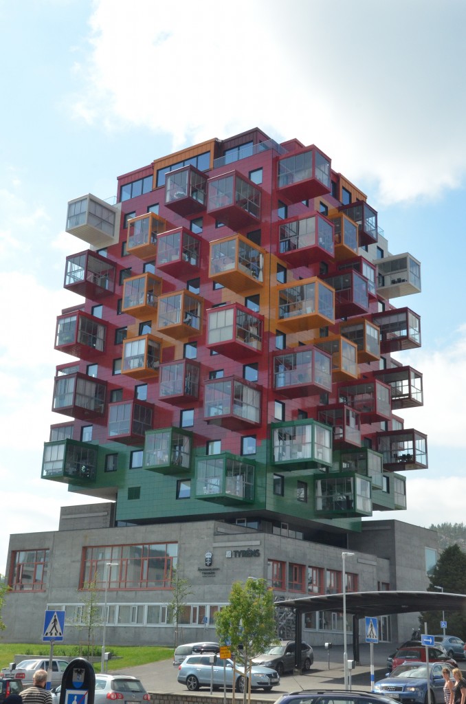 Moderne Wohnhausarchitektur in rnskldsvik / Schweden. In dem Gebude befinden sich Bezirksgerichte. Am 10.07.2014 gesehen.