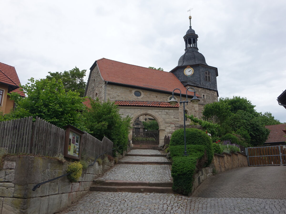 Mhra, evangelische Lutherkirche, erbaut im 15. Jahrhundert, steinernes Kirchhoftor von 1615 (05.06.2022)