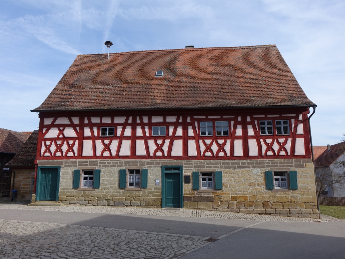 Mnchsondheim, Altes Rathaus, zweigeschossiger traufstndiger Satteldachbau mit 
Fachwerk, erbaut 1557 (09.03.2015)