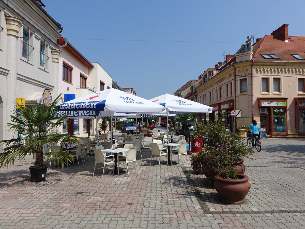 Mohacs, Cafes und Gebude in der Szabadsag Utca (31.08.2018)