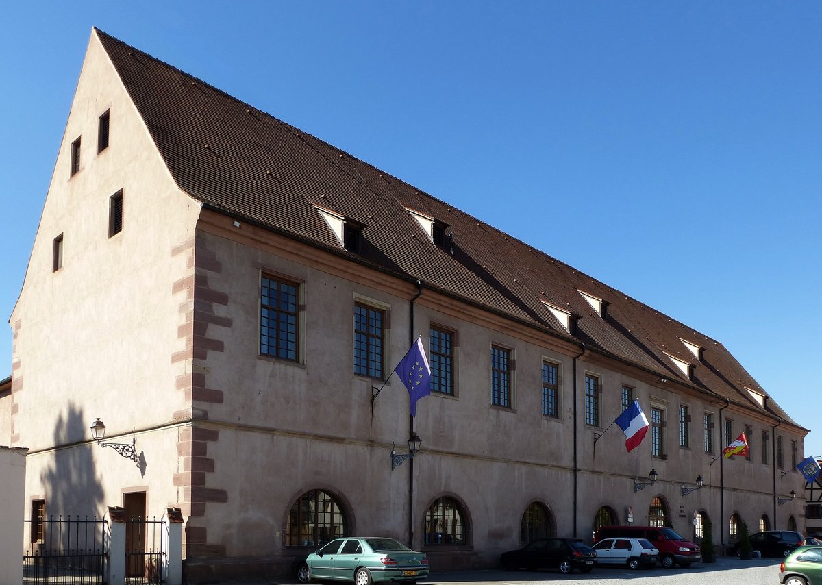Molsheim, der ehemalige Standort der Mnze, der 56m lange Bau aus dem 18.Jahrhundert dient heute als Veranstaltungshalle, Sept.2015