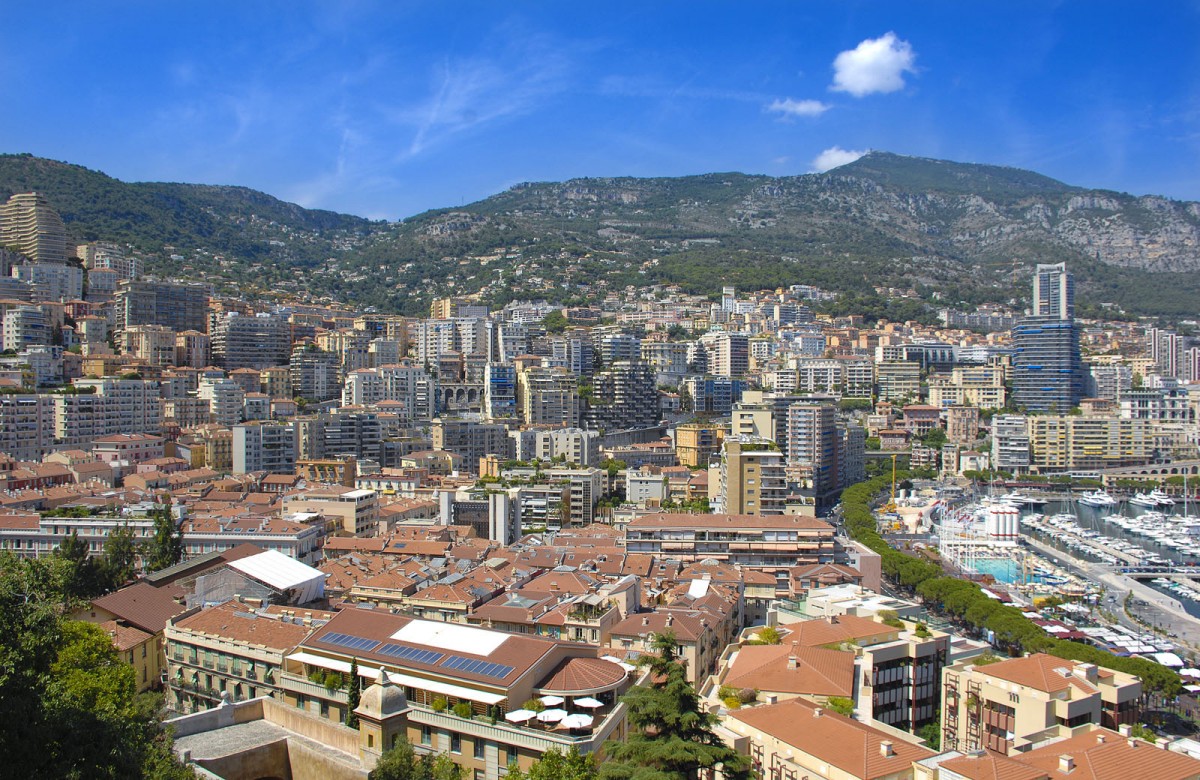 Monaco vom Place du Palais  aus gesehen. Aufnahmedatum: 26. Juli 2015.