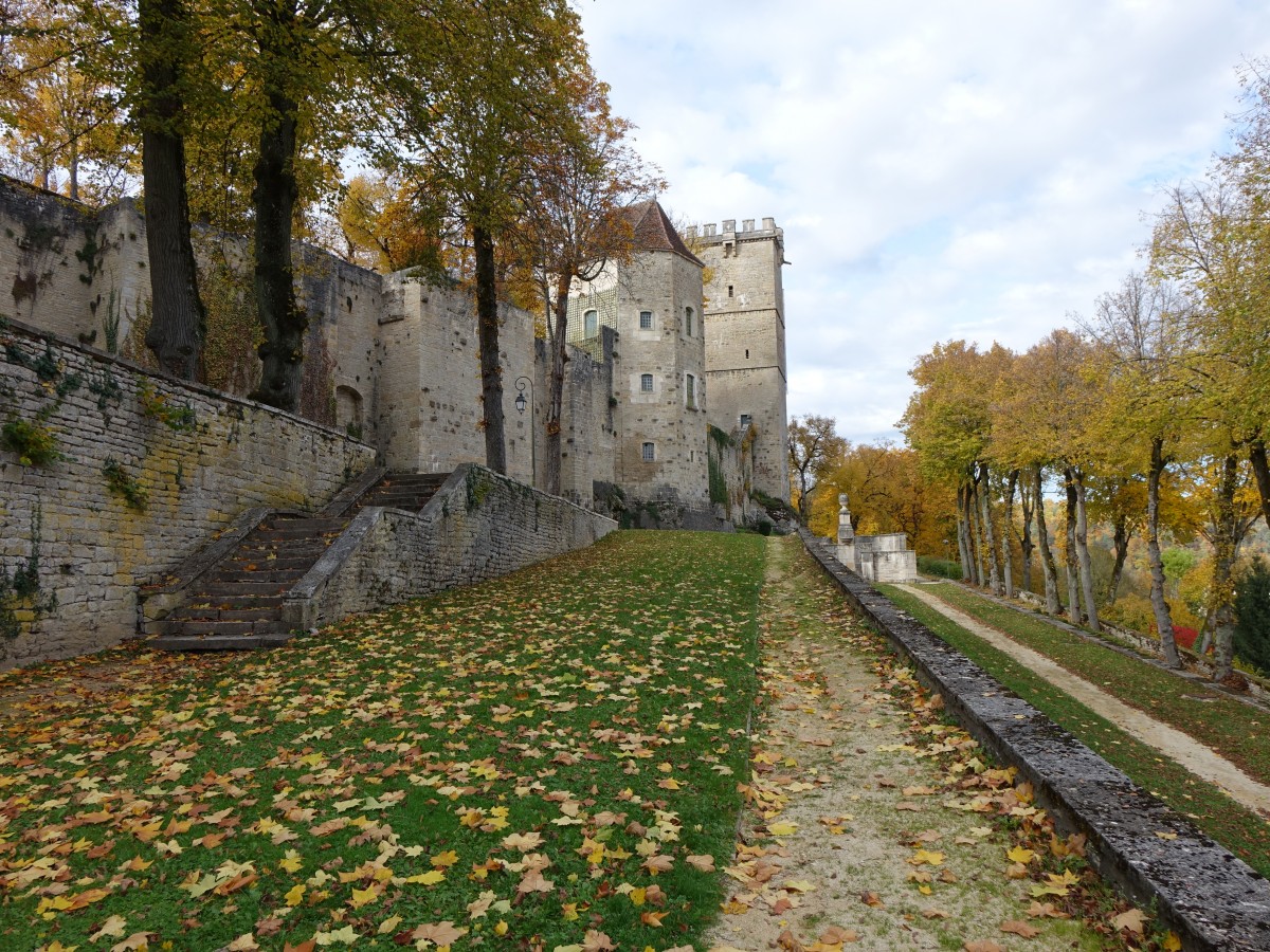 Montbard, Schloss der Grafen Buffon mit Wachturm aus dem 13. Jahrhundert (27.10.2015)