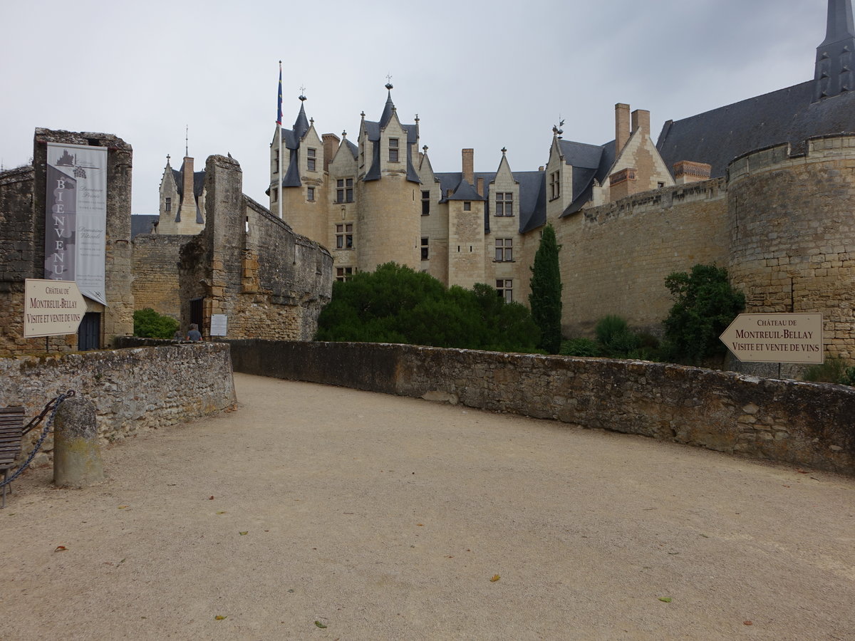 Montreuil-Bellay, Chateau Neuf mit Trmen, Kapelle und sptgotischen Kaminen aus dem 15. Jahrhundert (09.07.2017)