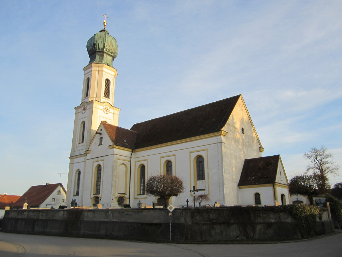 Moorenweis, Pfarrkirche St. Sixtus, barocker Saalbau mit eingezogener Apsis und Nordturm, erbaut 1718 durch Joseph Schmuzer (28.02.2014)
