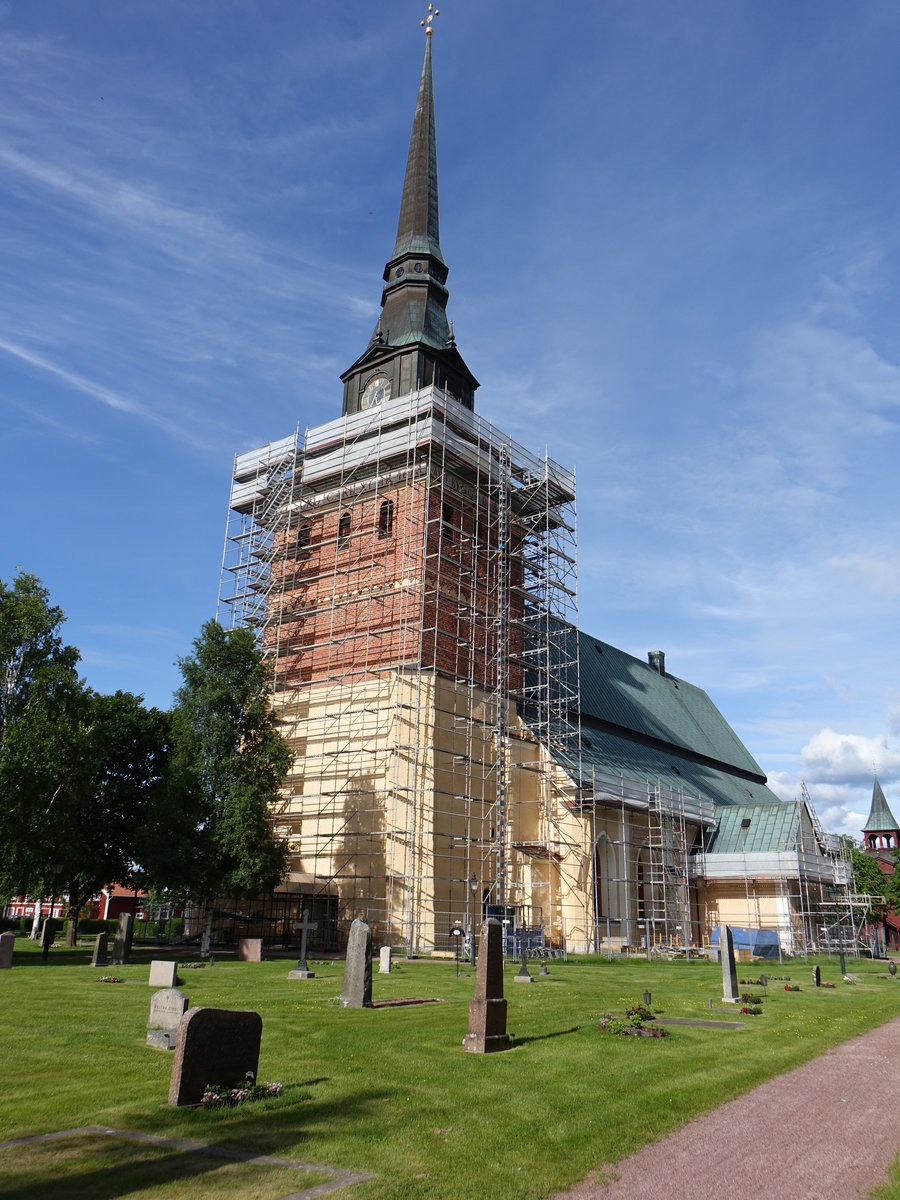 Mora, Ev. Kirche, erbaut 1673 als dreischiffige Halle mit Sterngewlben (16.06.2017)