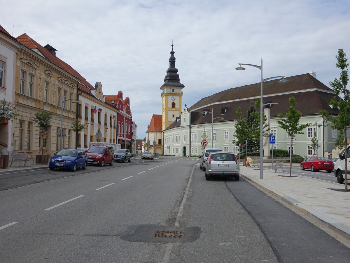 Moravske Budejovice, Schloss und St. Jilji Kirche am Platz Namesti 1. Mai (30.05.2019)