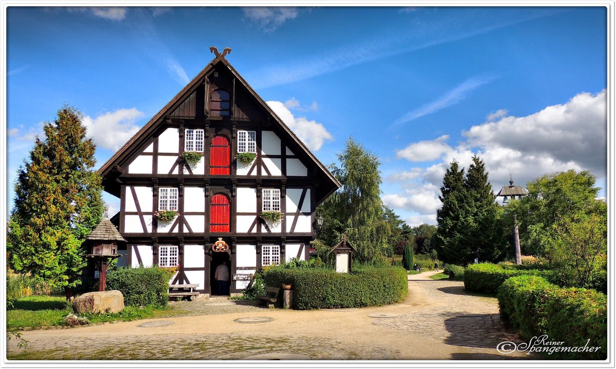 Mhlen-Park (Museum) in Gifhorn, im Bild das Backhaus, rechts der Glockenturm der ein wenig gerichtet werden msste, er gehrt zur benachbarten Russisch Orthodoxen Kirche (nicht mehr im Bild), September 2013 