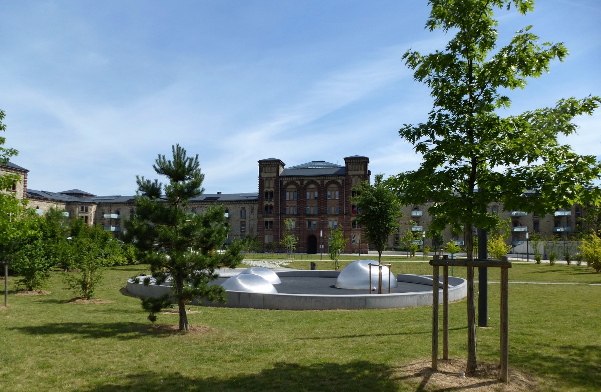 Mlhausen (Mulhouse), Blick ber den neu angelegten Park auf die ehemalige Kaiser-Wilhelms-Kaserne, Juni 2015