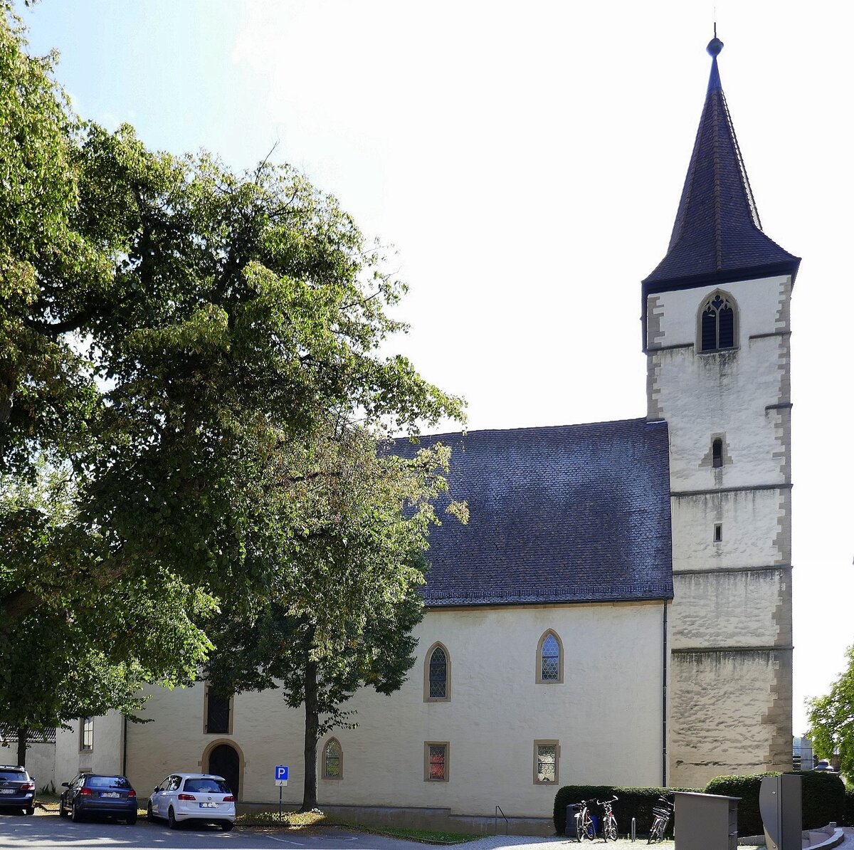 Mllheim in Baden, die Kirche St.Martin ist ein eingetragenes Kulturdenkmal, der Turm stammt aus dem 12.Jahrhundert, heute fr Konzerte und ffentliche Veranstaltungen genutzt, Sept.2021
