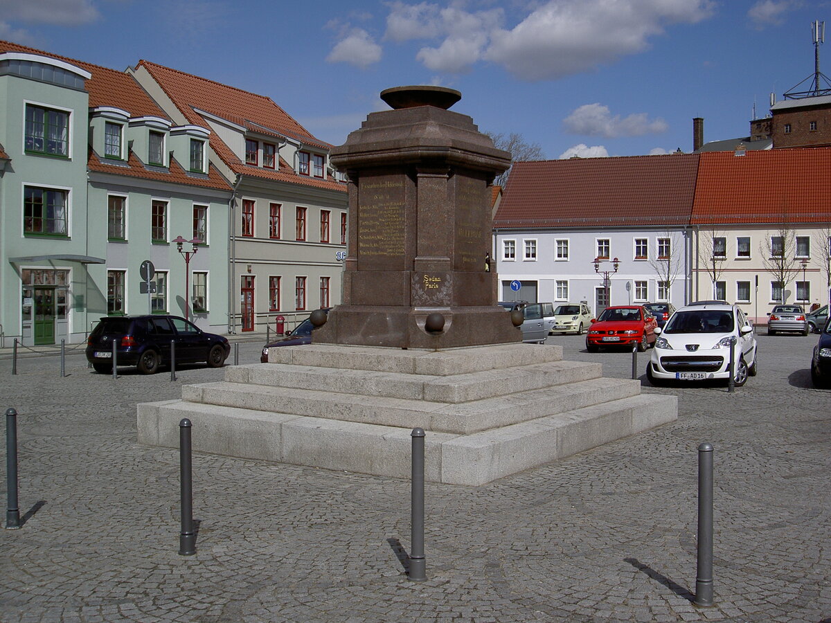 Mllrose, Denkmal und Huser am Marktplatz (01.04.2012)