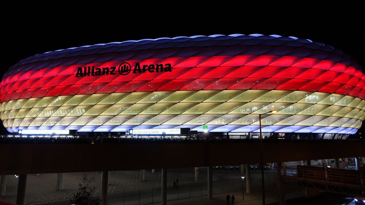 Mnchen, in den Nationalfarben beleuchtete Allianz Arena (29.03.2016)