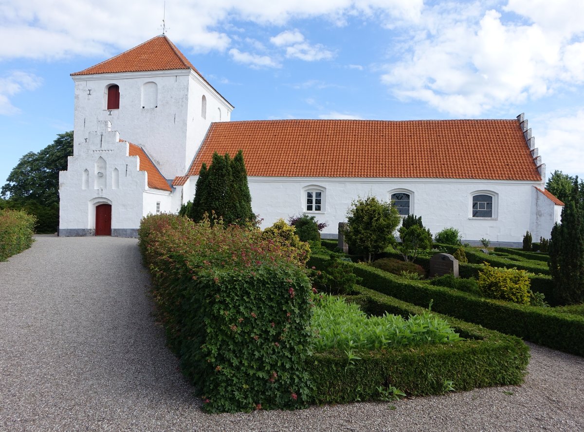 Munkebo, Ev. Kirche, erbaut ab 1100, Kirchturm von 1500 (06.06.2018)