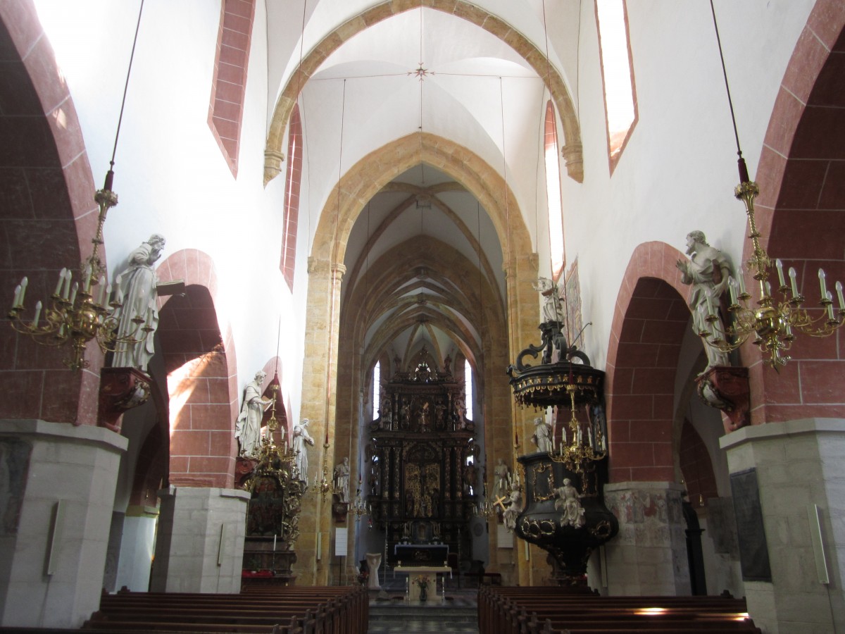Murau, Langschiff der St. Matthus Kirche, Fresken aus dem 14. Jahrhundert, barocker Hochaltar mit gotischer Kreuzigungsgruppe von 1500 (03.10.2013)