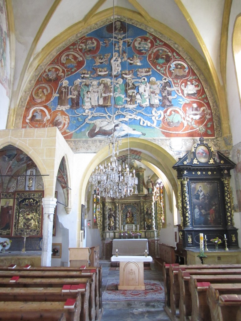 Murau, St. Anna Kirche, Netzrippengewlbe, Hochaltar von 1727, gotische Fresken (03.10.2013)
