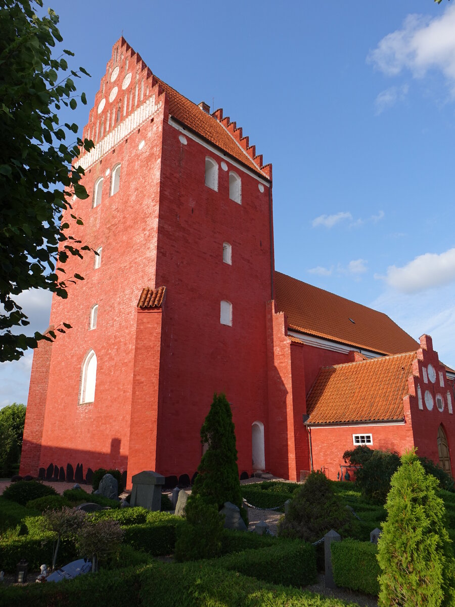 Nrre Vedby, evangelische Dorfkirche, hochgotisches Langhaus, erbaut im 14. Jahrhundert, Kirchturm und Waffenhaus 15. Jahrhundert (18.07.2021)