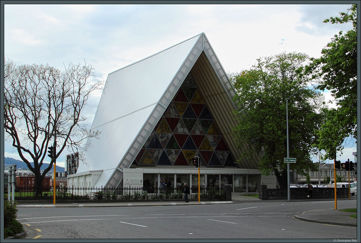 Nach dem Erdbeben von 2011 wurde die Cardboard Cathedral als Ersatz fr die schwer beschdigte ChristChurch Cathedral errichtet. Sie besteht als provisorische Kirche teilweise aus Karton und wurde 2013 eingeweiht. (Christchurch, 28.10.2016)
