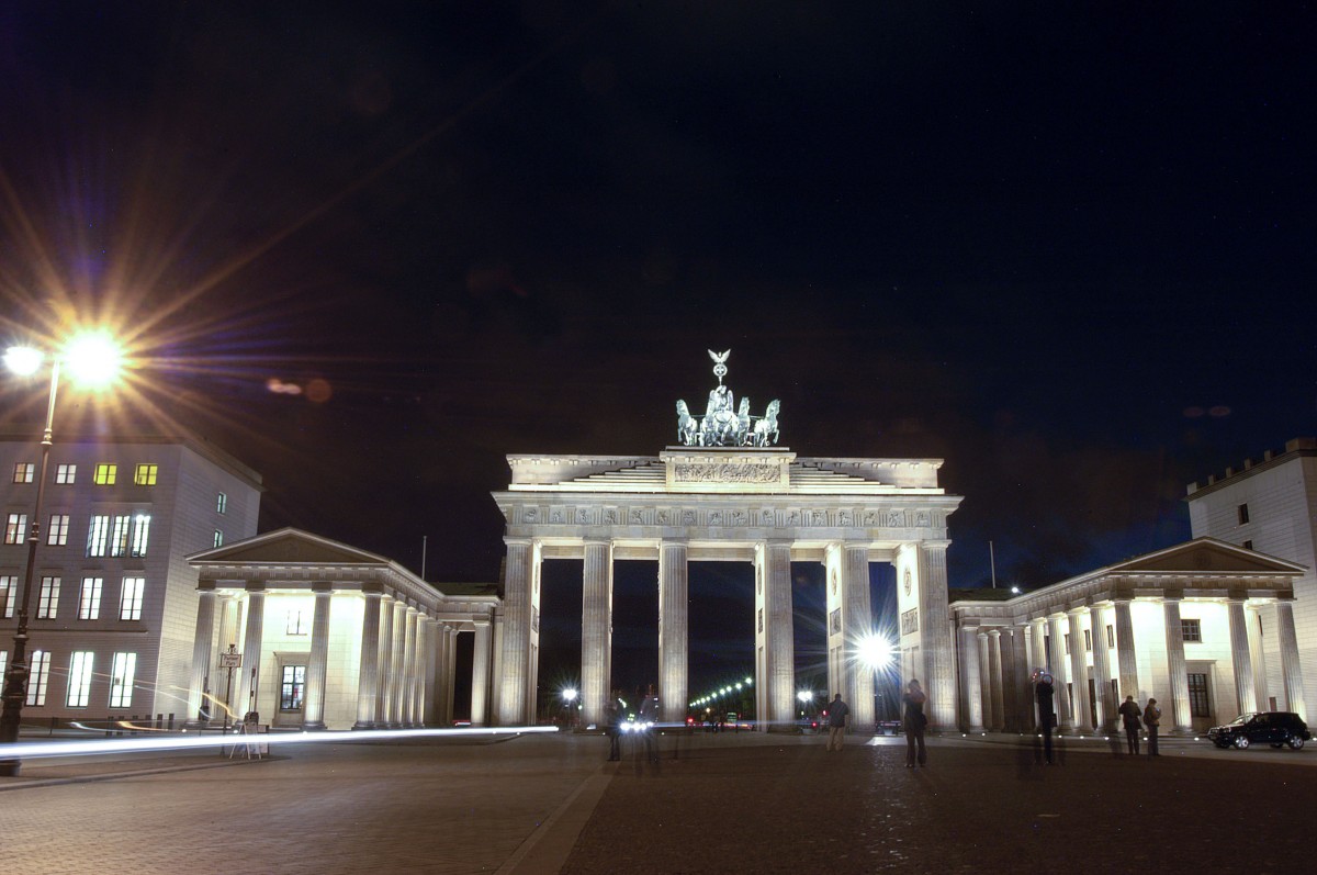 Nachtaufnahme vom Brandenburger Tor in Berlin. April 2007.