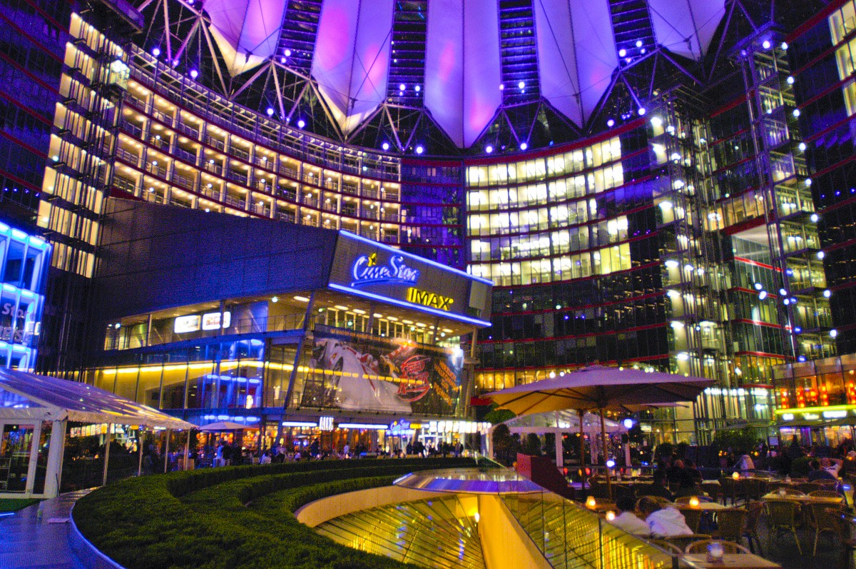 Nachtaufnahme vom Kino Cinestar Imax im Sony Center am Potsdamer Platz in Berlin. Aufnahme: 1. Mai 2008.