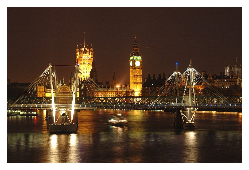 Nachtlicher Blick ber die Themse auf Westminster und Big Ben. Ein lteres Foto aus dem Jahr 2006.