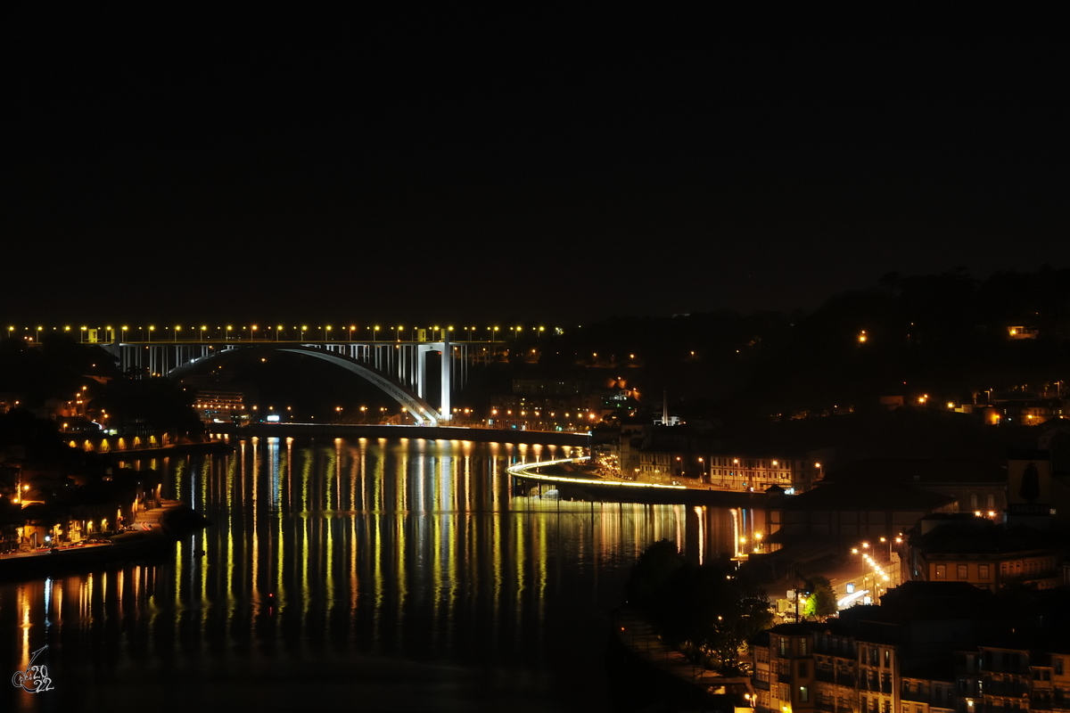 Nchtlicher Blick ber den Fluss Douro. (Porto, Mai 2013)