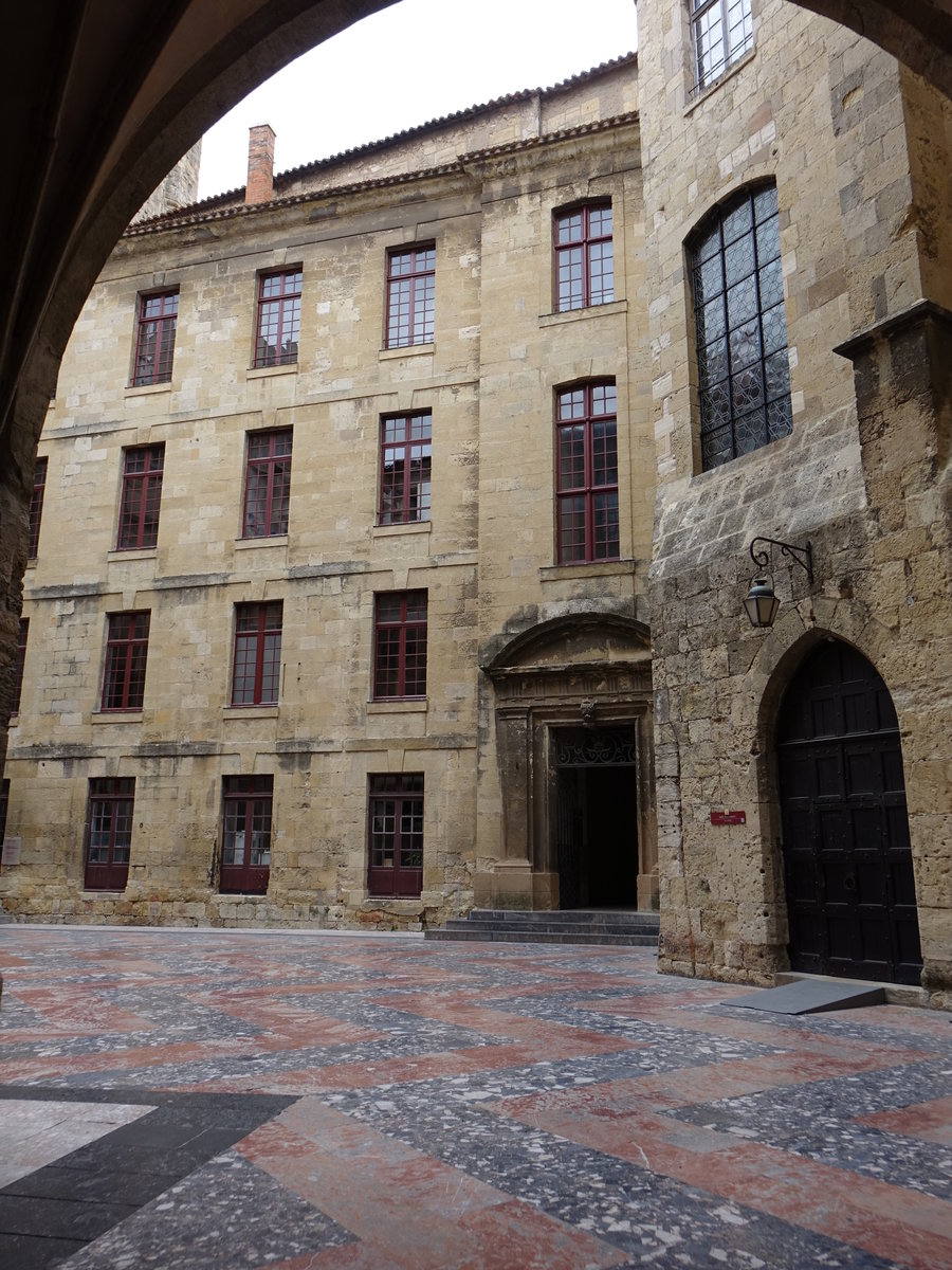 Narbonne, Innenhof im alten Bischofspalast am Place de Hotel de Ville (29.09.2017)