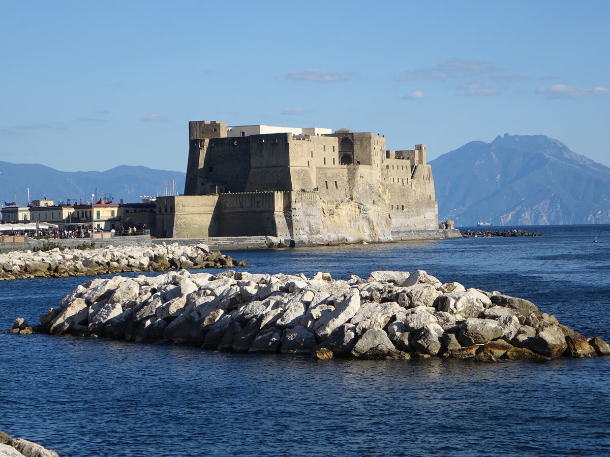 Neapel, Castell dell Ovo auf der Insel Megaride, erbaut ab dem 12. Jahrhundert (22.09.2022)