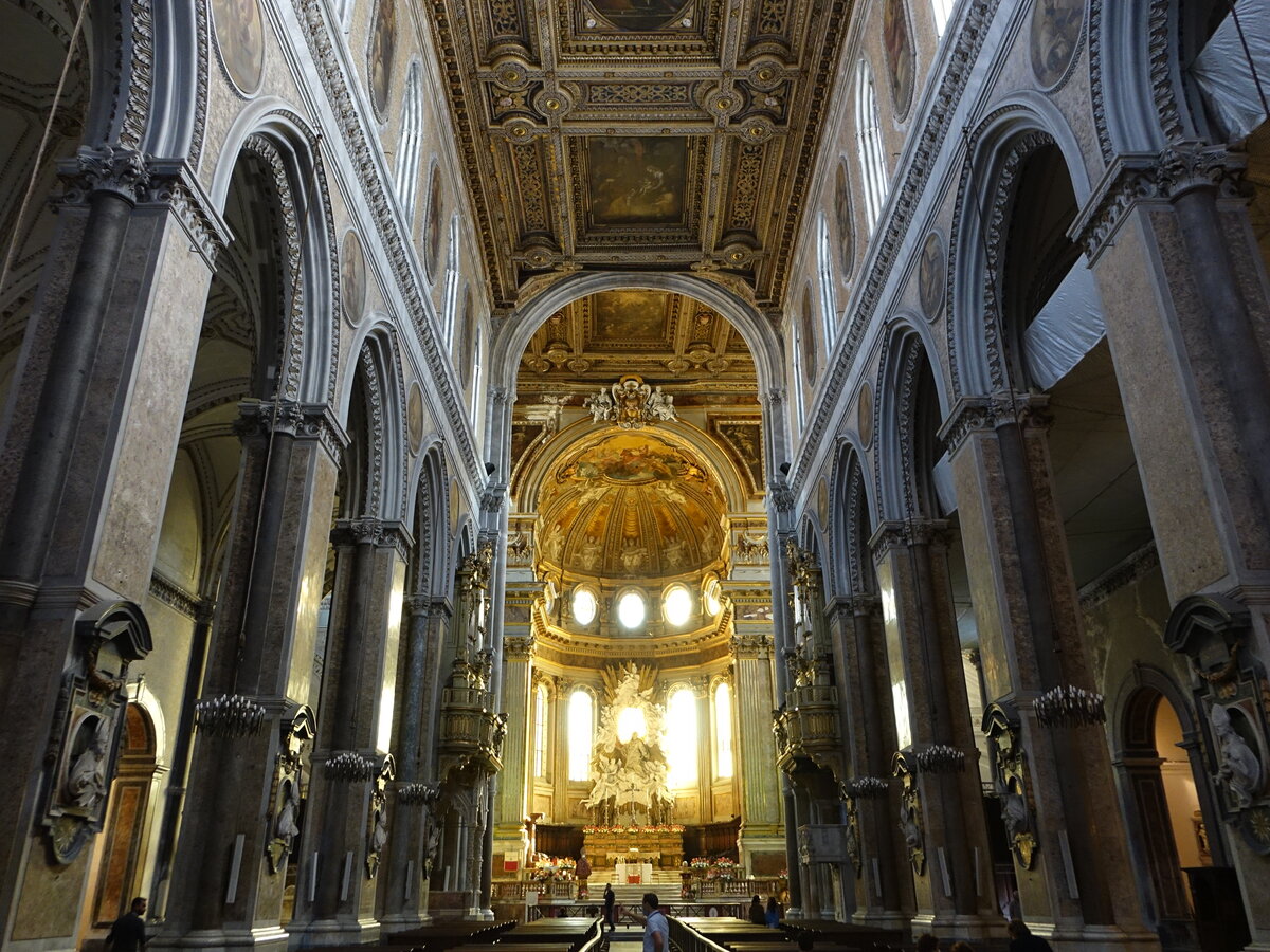 Neapel, Innenraum der Kathedrale Santa Maria Assunta, teilvergoldete Kassettendecke aus dem 17. Jahrhundert,  Fresken von Luca Giordano (23.09.2022)
