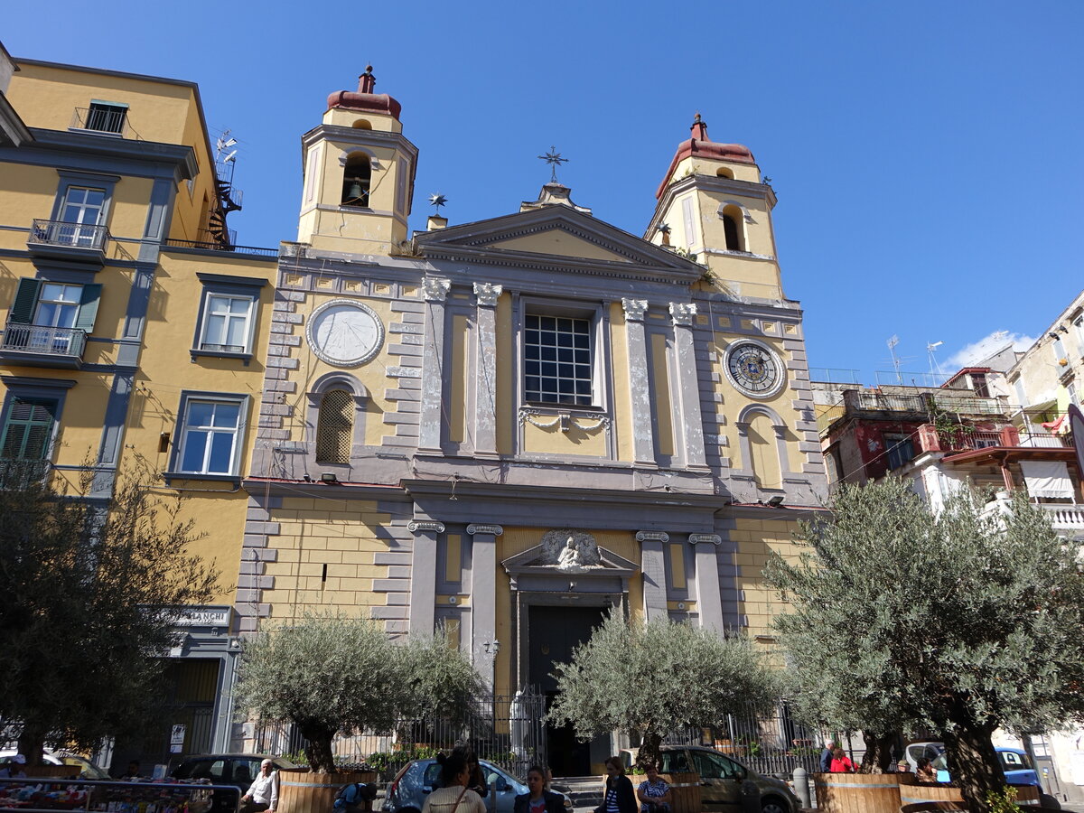 Neapel, Pfarrkirche Santa Maria de Monsanto, erbaut bis 1680 durch Dionisio Lazzari und Pietro de Marino, Stuckarbeiten an der Fassade von Angelo Viva (22.09.2022)