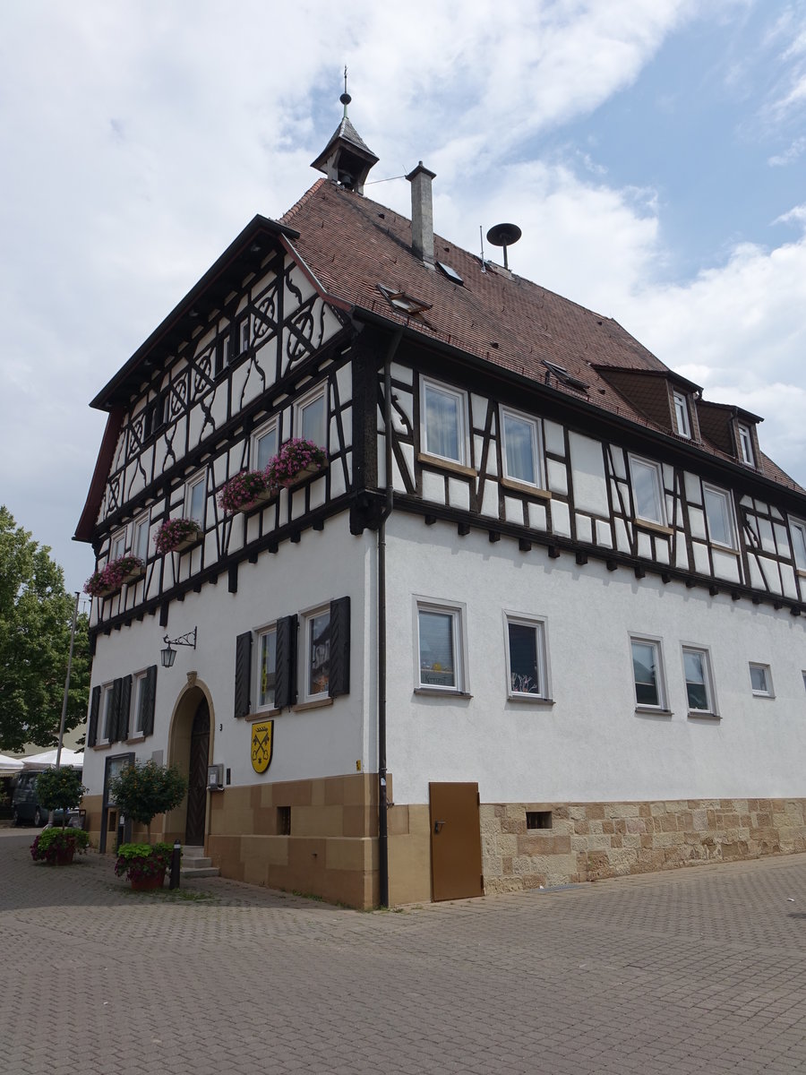 Neckargartach, altes Rathaus an der Mittelstrae, schmuckvoll verzierter Fachwerkbau aus dem 17. Jahrhundert (24.07.2016)