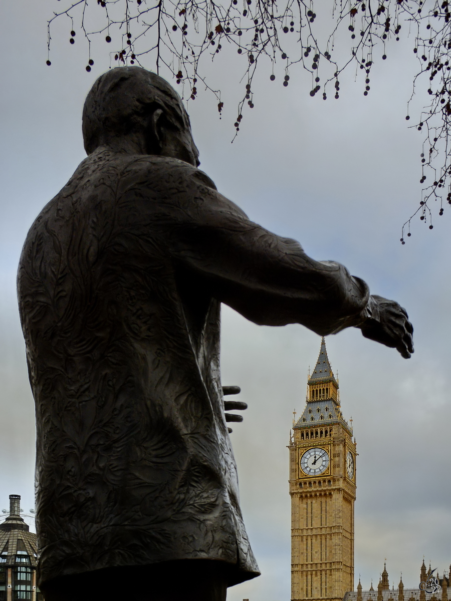 Nelson Mandela  greift  zum Big Ben. (London, Februar 2015)