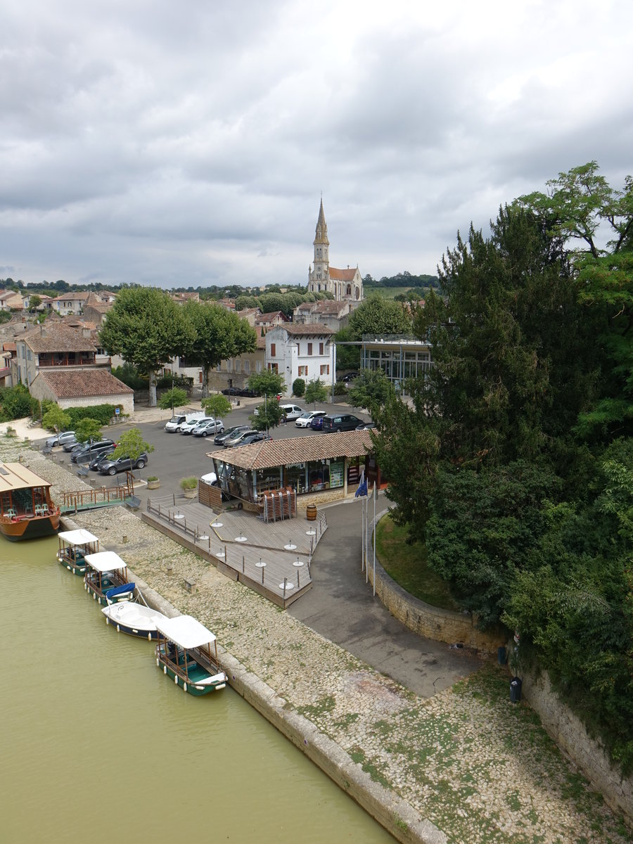 Nerac, Ausblick auf die Pfarrkirche Notre-Dame am Ufer des Fluss Baise (28.07.2018)