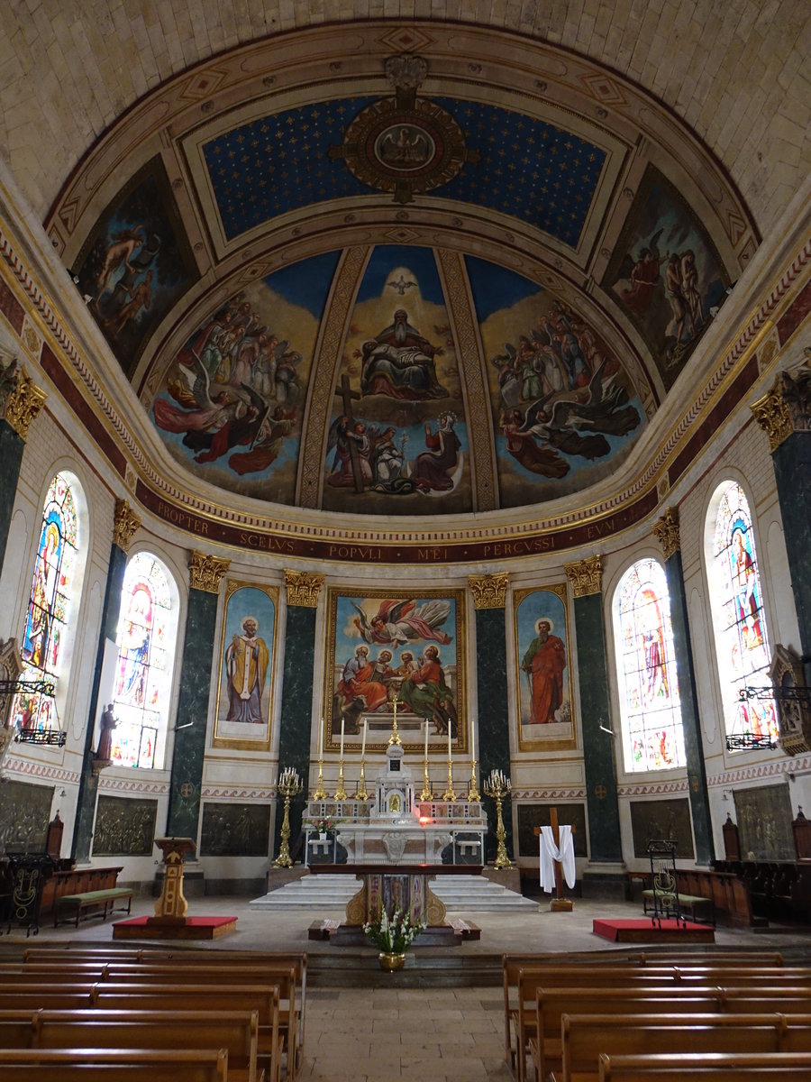 Nerac, Innenraum mit Chorfresken und Altar in der Pfarrkirche Saint-Nicolas (28.07.2018)