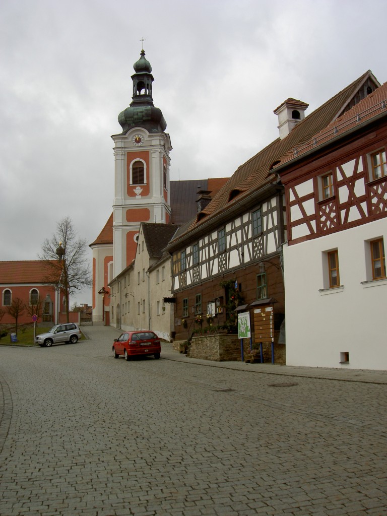 Neualbenreuth, Marktplatz mit St. Laurentius Kirche (29.12.2013)