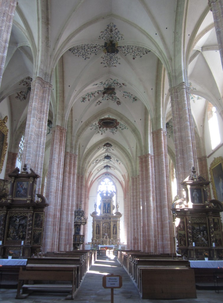 Neuberg, Mittelschiff der Stiftskirche Maria Himmelfahrt mit Kreuzrippengewlbe, 
vergoldeter Hochaltar von H. J. Huldi (17.08.2013)