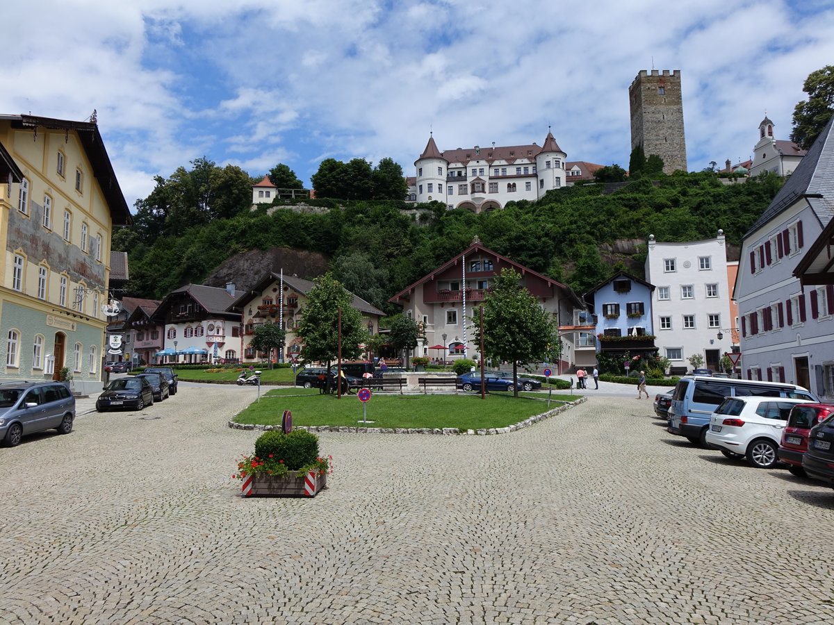 Neubeuern, Marktplatz mit Schloss und Bergfried (03.07.2016)