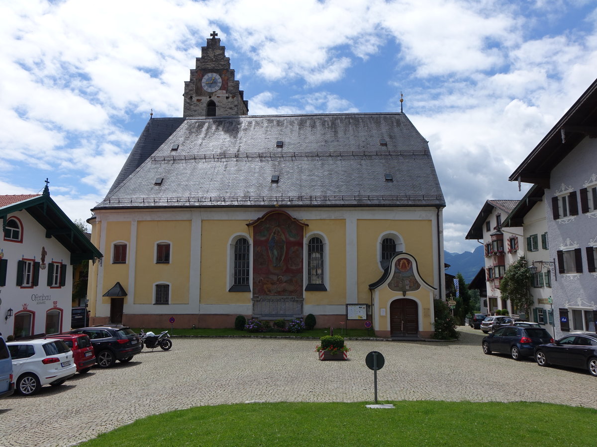 Neubeuern, Pfarrkirche Maria Empfngnis, Saalbau mit einseitigem Schopfwalmdach und Sdturm, Langhaus erbaut von 1636 bis 1637, Chor erbaut von 1775 bis 1776 durch Vitus Antretter (03.07.2016)