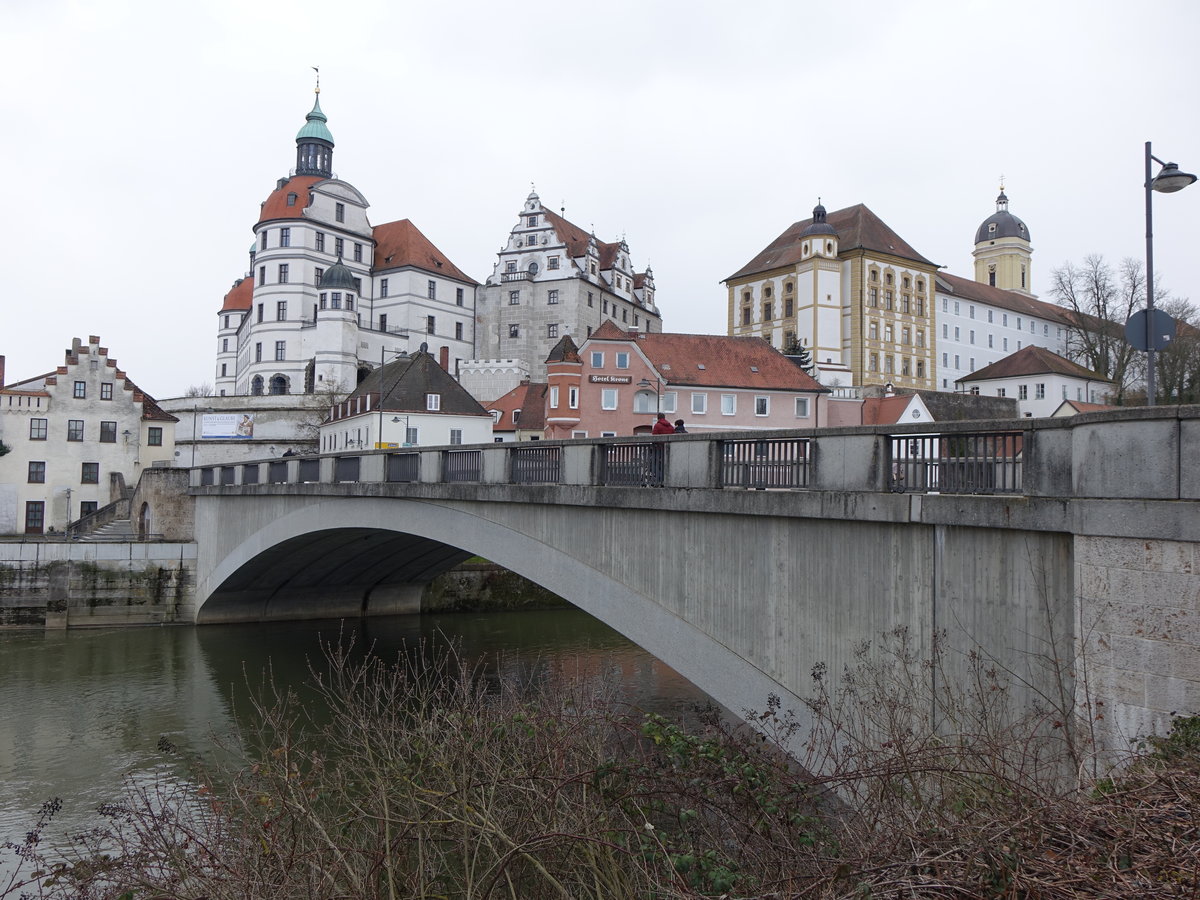 Neuburg a. d. Donau, Aussicht auf das Residenzschloss und die Donaubrcke (06.03.2016)