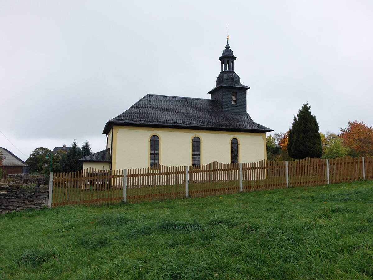 Neuenbeuthen, evangelische St. Moritz Kirche, Saalkirche mit schiefergedeckten Walmdach, erbaut 1769 (18.10.2022) 