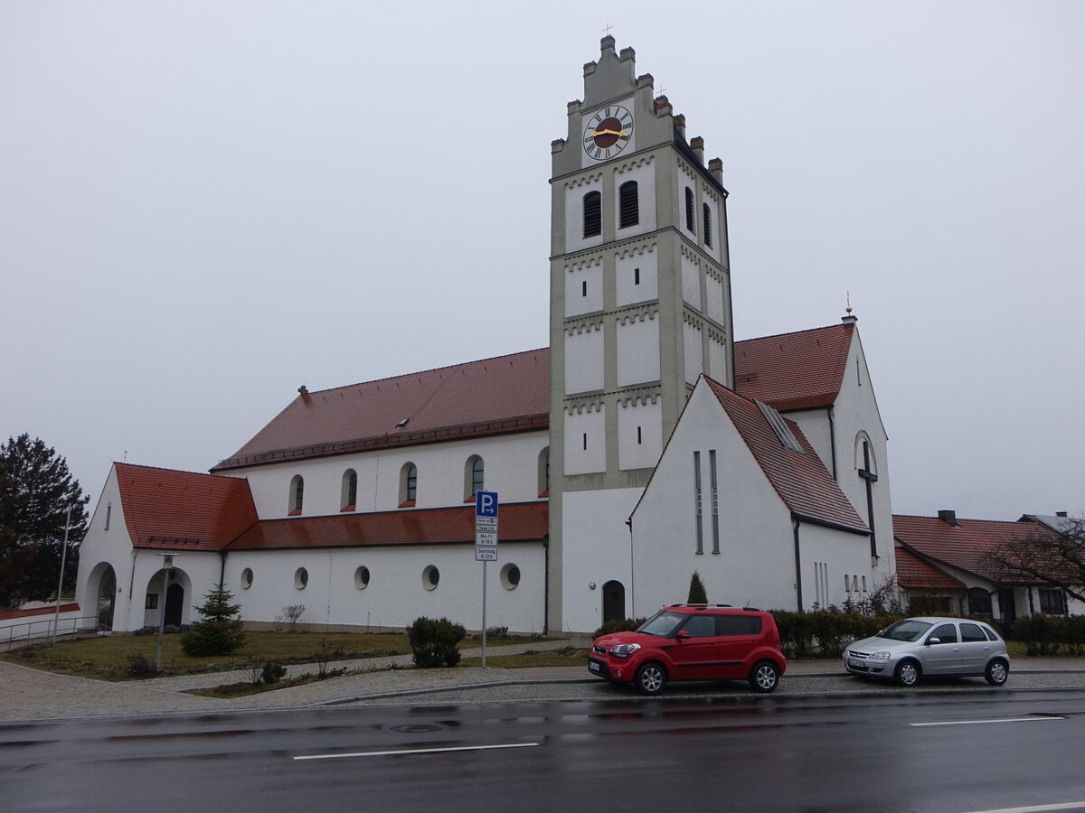 Neufahrn in Niederbayern, Pfarrkirche Maria Himmelfahrt, Kirchturm erbaut im 16. Jahrhundert, Langhaus erbaut von 1937 bis 1938 (28.02.2017)