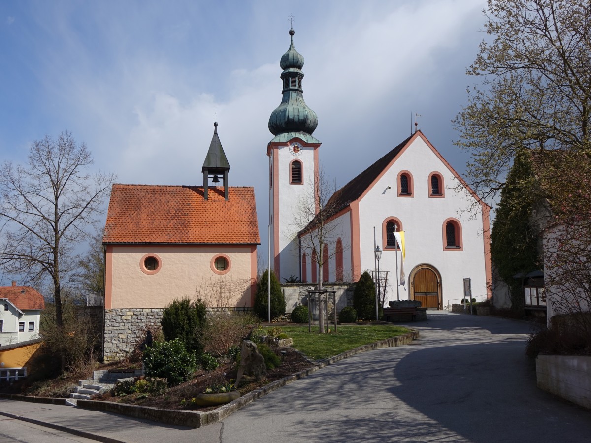 Neukirchen bei Schwandorf, Pfarrkirche St. Martin und Friedhofskapelle, Chor gotisch, Turm mit Haube erbaut im 18. Jahrhundert, Langhaus erweitert von 1895 bis 1896 (06.04.2015)